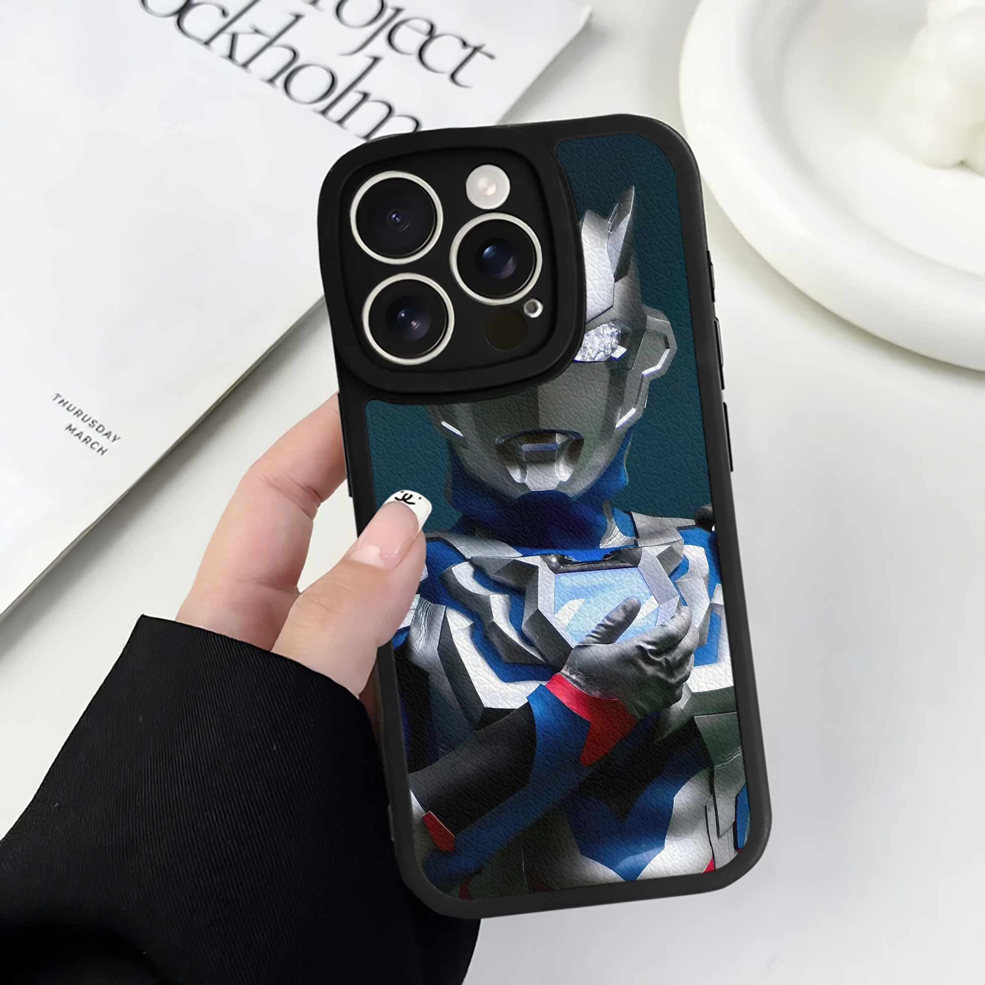 （画像用） ウルトラマン Ultraman 【iPhone 16シリーズ対応】シリコンスマホケース（レザー調） 材質：シリコン
